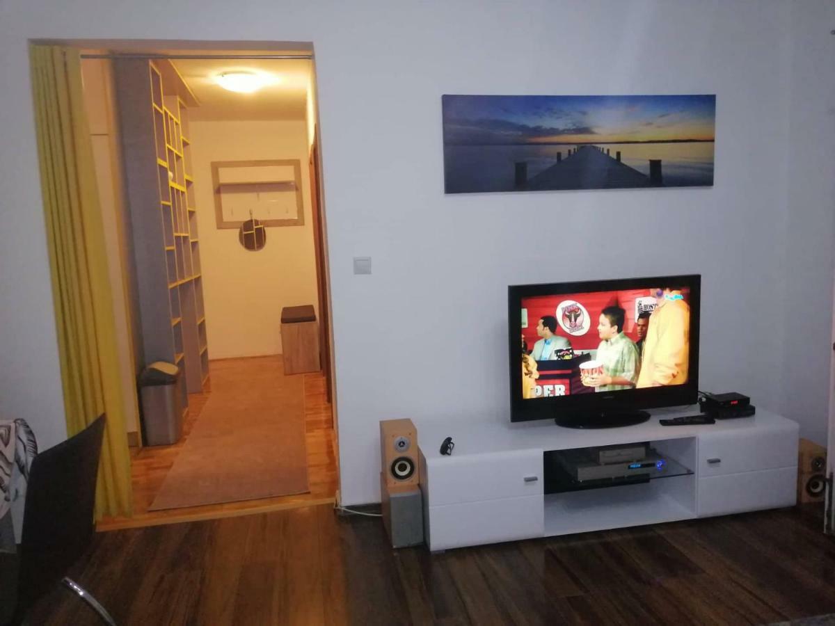 Yellow Apartment, Central ポドゴリツァ エクステリア 写真